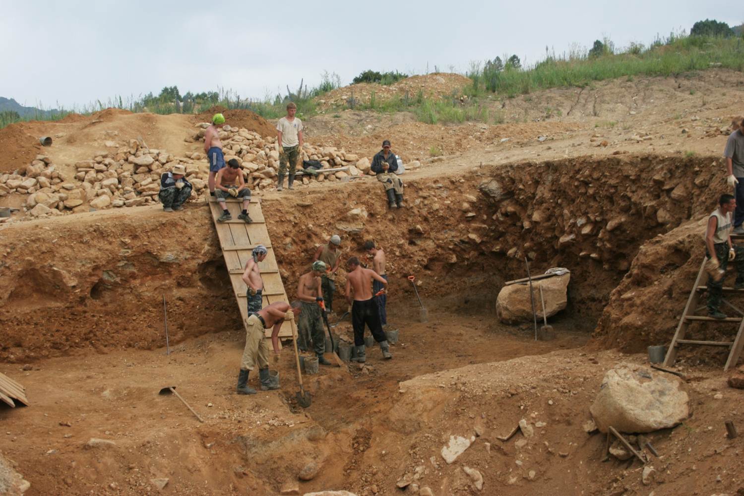 Раскопки древнейшего палеолитического памятника на территории Сибири - Карама