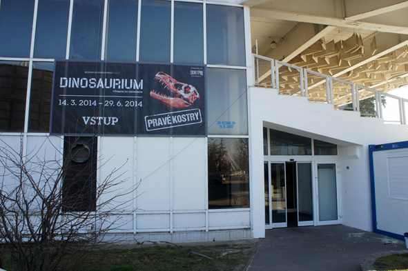 Вход на выставку "Dinosaurium"